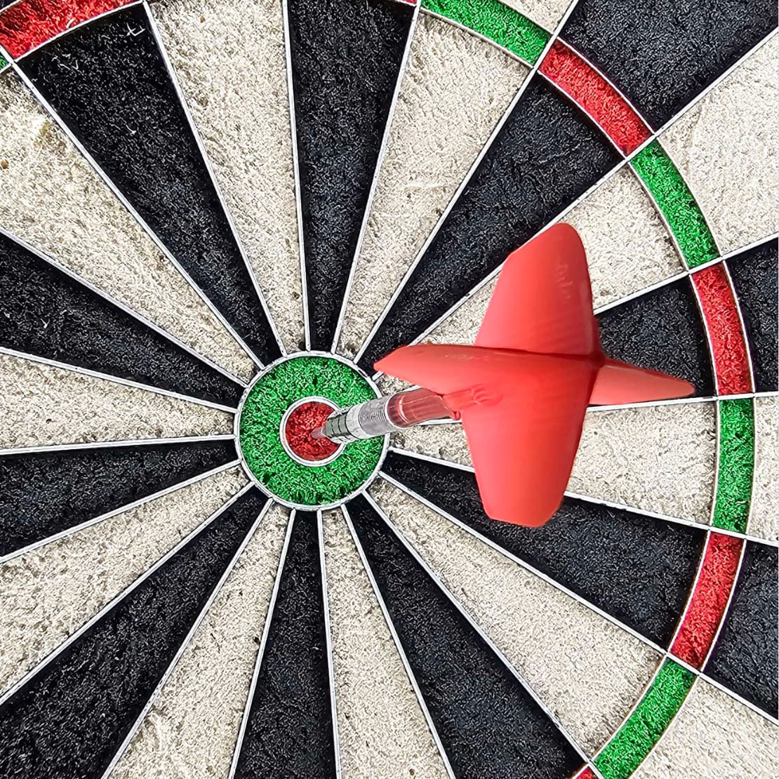 Dart-Coachingraum mit Sesseln und Dartboard
